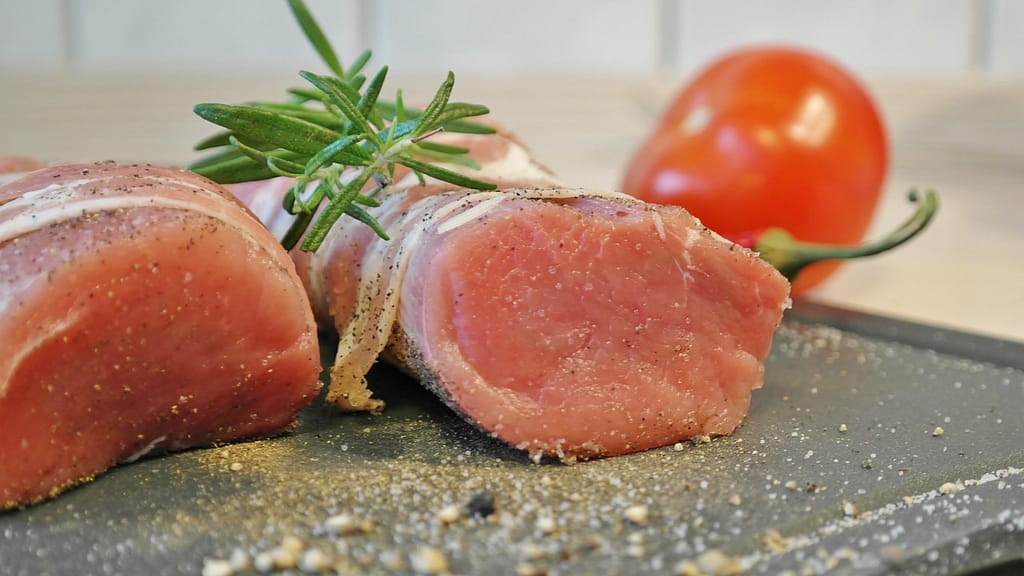 Schweinefilet im Semmelknödel-Speckmantel 1 fillet, pig, pork tenderloin