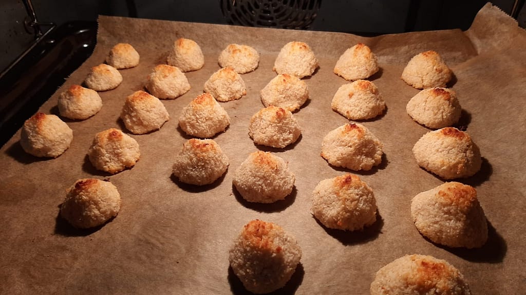 Saftige Kokosbusserl - Österreichisches Weihnachtsgebäck aus 4 Zutaten 3 Kokosbusserl