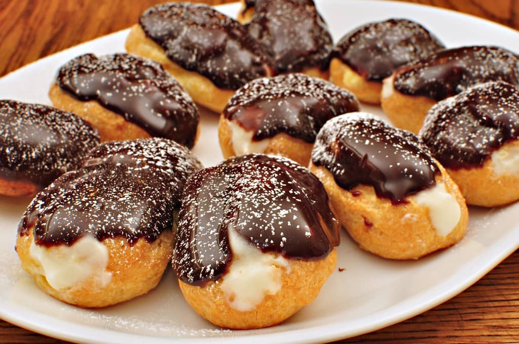 Brandteig-Kreationen - Von Süß bis Pikant - Eclairs, Gougères und Pikante Rolls 4 Eclairs