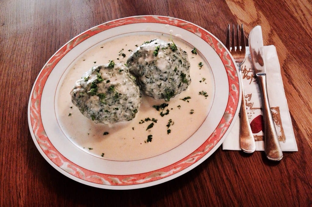 Spinatknödel mit Österkronsauce 3 spinatknödel