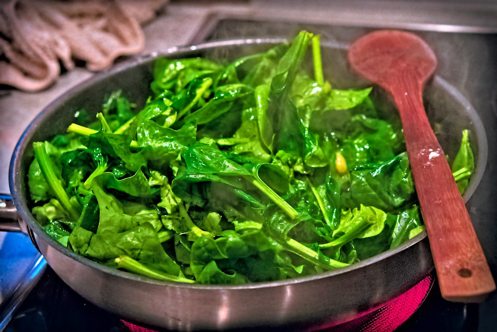 Spinat- oder Brennnessellablan 4 a pan filled with green vegetables on top of a stove