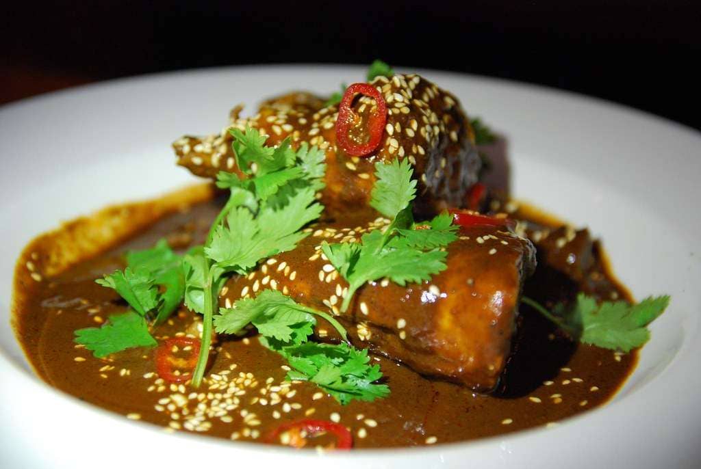 Mole Poblano: Mexikos königliche Schokoladensauce 2 Mole Poblano con Pollo - Mamasita