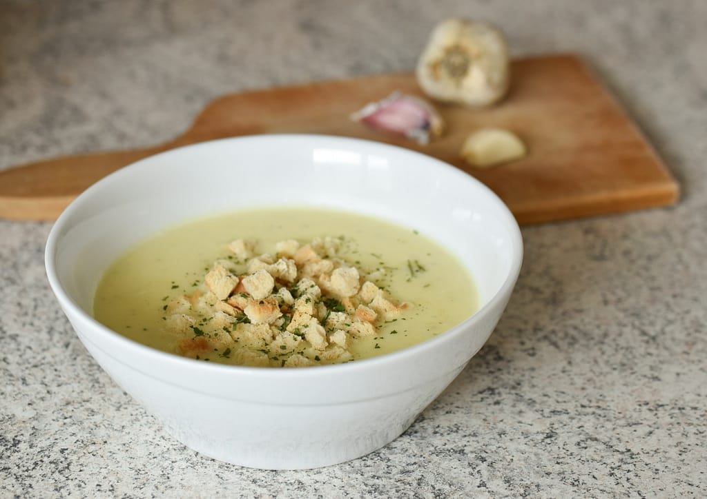 Backerbsen selber machen 3 white ceramic bowl with soup