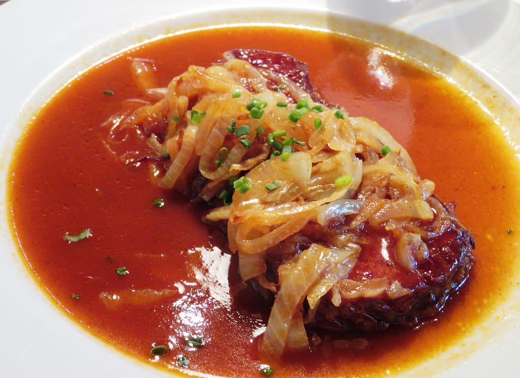 Rezept für Zwiebelrostbraten mit Bandnudeln: 2 Zwiebelrostbraten