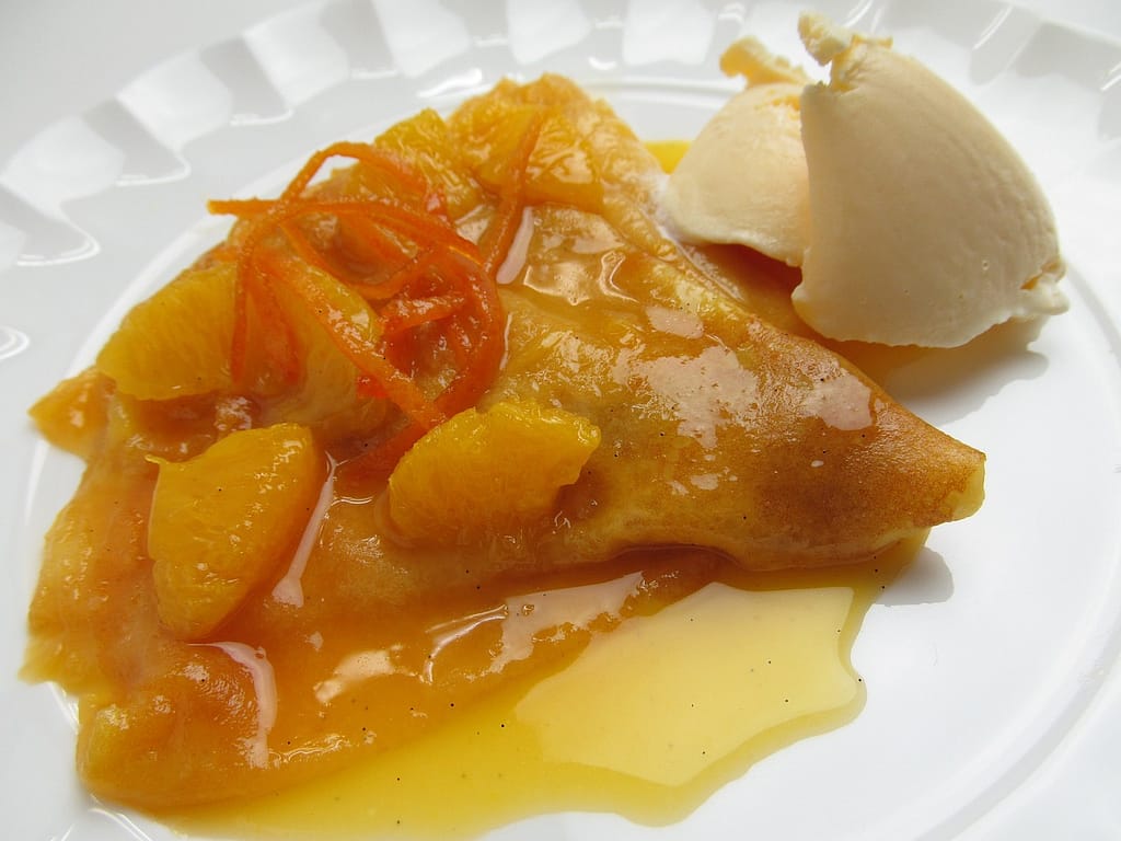 Crêpes Suzette: Ein köstliches Dessert mit flambierter Sauce 1 crepe suzette, dessert, cake