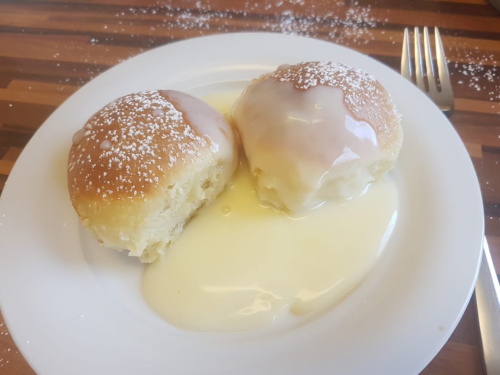 Buchteln mit Vanillesauce: 2 buchteln