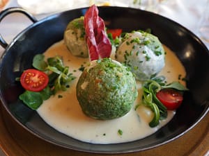 Spinatknödel mit Österkronsauce