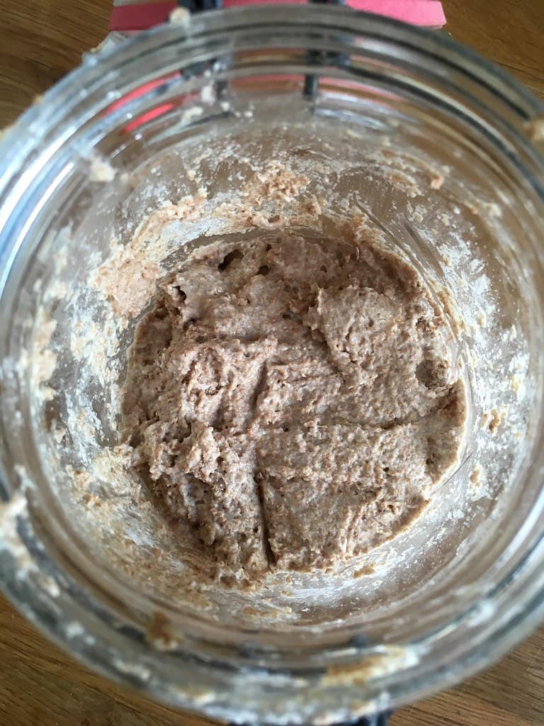 Herstellung von Sauerteig 2 Sauerteig ansatz in einem glas von oben