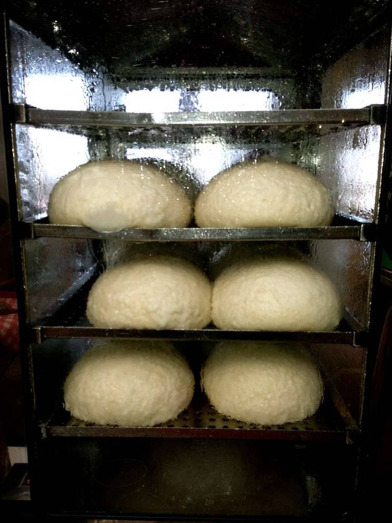 Germknödel Rezept: Fluffig wie auf der Skihütte 3 Germknödel im Warmhalteschrank auf der Skihütte