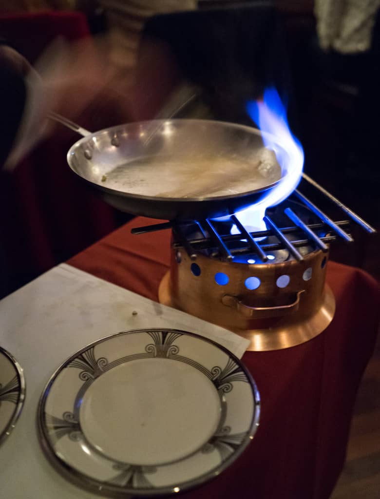 Crêpes Suzette: Ein köstliches Dessert mit flambierter Sauce 2 Crêpes Suzette